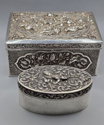 une boîte ancienne en argent avec un motif floral sur le couvercle