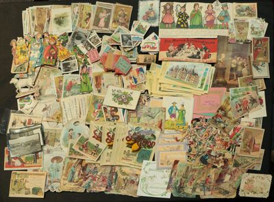 une pile de vieilles cartes postales posée sur une table