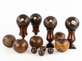de nombreux types de boutons en bois sur fond blanc