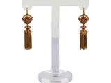 une paire de boucles d'oreilles en or ornées de pompons