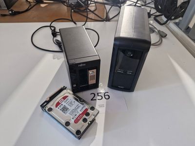 deux disques durs et un disque dur posé sur une table