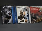 trois livres sont empilés sur une table