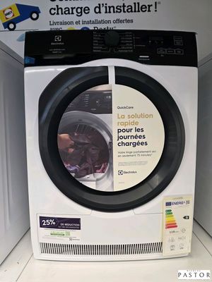 une photo d'une machine à laver dans un magasin