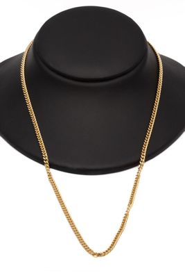 un chapeau noir orné d'une chaîne en or
