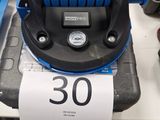une photo d'un compresseur d'air bleu et noir posé sur une table