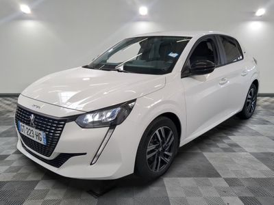 la voiture blanche est garée sur un sol en damier dans le garage