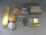 de nombreux objets en argent et en or posés sur une table