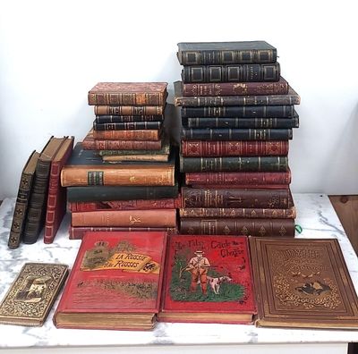 beaucoup de livres sur une table avec beaucoup de livres