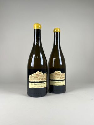 deux bouteilles de vin posées l'une à côté de l'autre sur une table