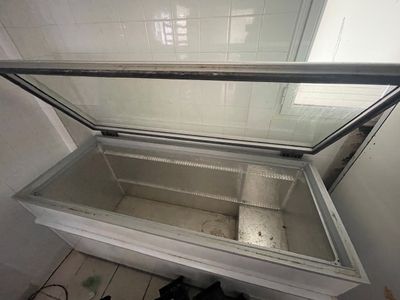 une vitrine ouverte au niveau du sol