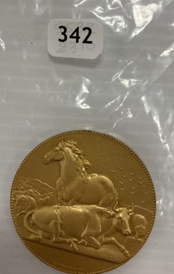 La pièce d'or se trouve dans un sachet en plastique muni d'une étiquette de prix.