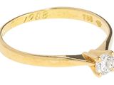 une image d'une bague en diamant sur fond blanc