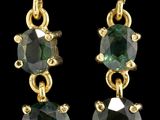 une paire de boucles d'oreilles en tourmaline verte et or jaune