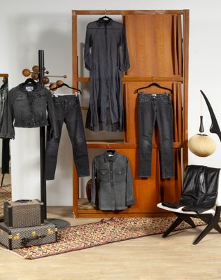 une photo d'une pièce avec des vêtements et une chaise