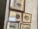 de nombreuses photos encadrées sur le mur de cette pièce