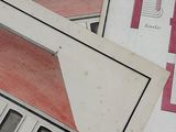 plusieurs anciens plans architecturaux d'une maison posés sur une table