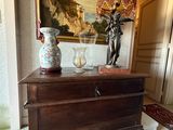 une table sur laquelle se trouvent une lampe et un vase