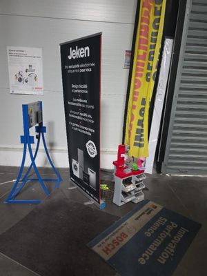 une enseigne portant l'inscription « Jelken » sur le côté d'un immeuble