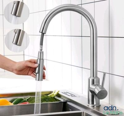une personne qui se lave les mains dans l'évier de la cuisine