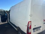 une camionnette blanche garée sur un parking, la portière ouverte