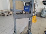 une machine qui se trouve dans une pièce avec de nombreux outils