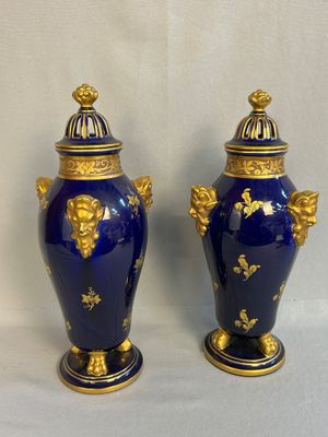 une paire de vases bleus et dorés, ornés de motifs dorés