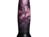 vase violet et noir orné d'une fleur sur un fond blanc