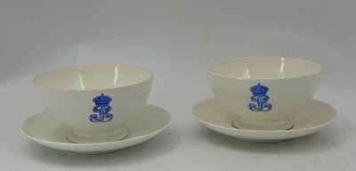 deux tasses et soucoupes blanches ornées de motifs bleus