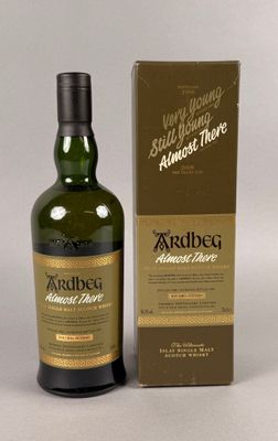 une photo d'une bouteille d'Ardbeg avec une boîte à côté
