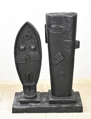 sculpture représentant un bateau et un vase posés sur un socle, sur un sol carrelé