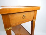 une petite table en bois avec un tiroir