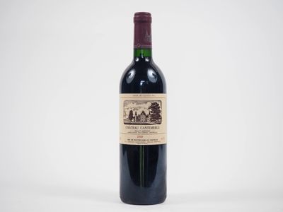 une bouteille de vin rouge posée sur une table blanche