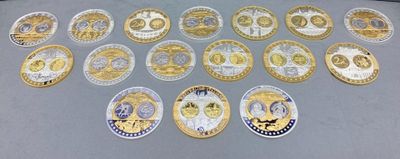 beaucoup de pièces d'or et d'argent posées sur une table