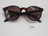 gros plan d'une paire de lunettes de soleil sur une surface blanche