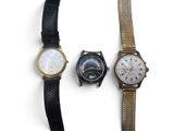 trois types de montres sont présentés sur une surface blanche