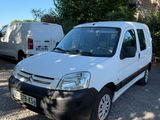 la camionnette blanche est garée dans le parking à côté d'autres véhicules