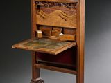 un vieux bureau en bois avec un petit tiroir en dessous