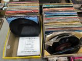 beaucoup de disques dans une boîte posée sur une table
