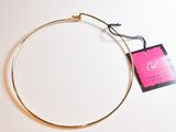 une photo d'un bracelet en or sur lequel est accrochée une étiquette rose
