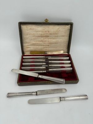 un service d'argenterie dans un coffret, comprenant un couteau et un repose-couteau