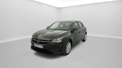 Une voiture grise est garée dans une pièce blanche au sol blanc.