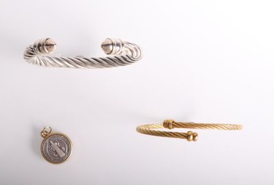 trois types de bracelets différents et une pièce de monnaie posés sur une surface blanche