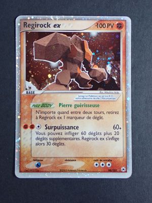 une photo d'une carte Pokémon sur laquelle figure l'image d'un chien