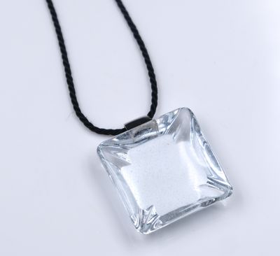 Pendentif Croix Lalique En Cristal Bleu - Occasion, Bijou Signature Français, élégant Et Intemporel