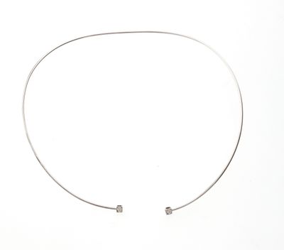 un gros plan d'un collier en argent orné de deux petits diamants