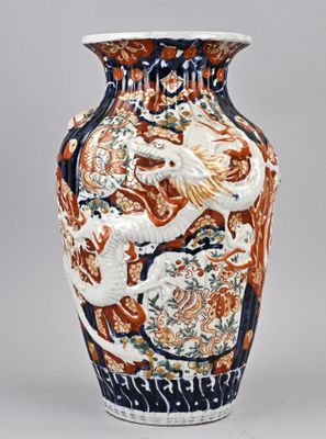 un vase orné d'un motif sur fond gris