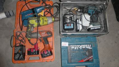 une trousse à outils posée sur le sol