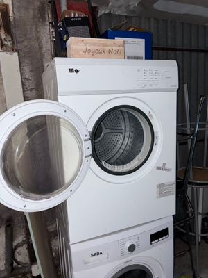 une photo d'une machine à laver et d'un sèche-linge dans un garage