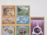 beaucoup de cartes de pokemon différentes sur le mur