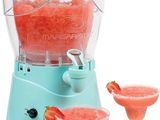 une photo d'une machine à boissons glacées avec deux verres et des fraises